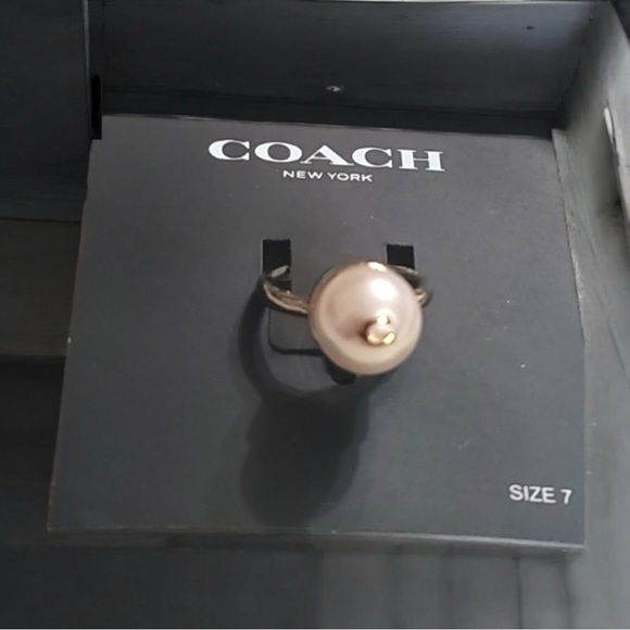 Coach New York Pearl Ring with  Signature C Logo Gold  size 7 NWT - Picture 3 of 5